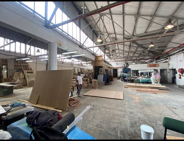 900M² WAREHOUSE TO LET IN PAARDEN EILAND
